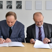 Od lewej: prof. dr hab. Piotr Bojarski oraz prof. dr hab. inż. Krzysztof Goczyła. Fot. Krzysztof Krzempek/Dział Promocji PG