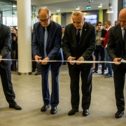 Uroczystość otwarcia nowego budynku Instytutu Biotechnologii Uniwersytetu Gdańskiego – przecięcie wstęgi 1,  od lewej, Rektor
