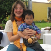 dr Fina Carpena-Mendez z chłopcem z grupy Nahua podczas badań w Meksyku