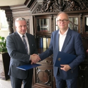 Ze strony Uniwersytetu Gdańskiego porozumienie podpisał JM Rektor UG prof. Jerzy Piotr Gwizdała, natomiast ze strony Sądu Apelac