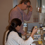 Adam Lesner i Natalia Gruba w laboratorium 